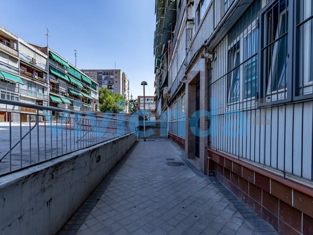3 bedroom Flat for rent in Valdezarza, Madrid city - € 1,950 (Ref: 10012953)