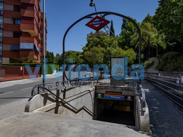 3 bedroom Flat for rent in Valdezarza, Madrid city - € 1,950 (Ref: 10012953)