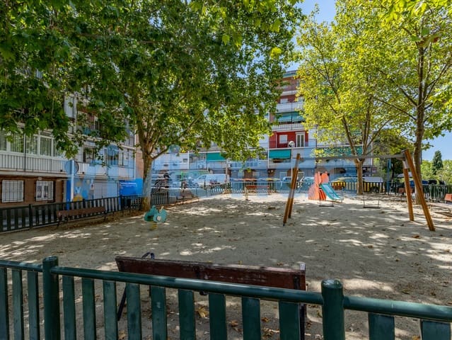 3 bedroom Flat for rent in Valdezarza, Madrid city - € 1,950 (Ref: 10012953)