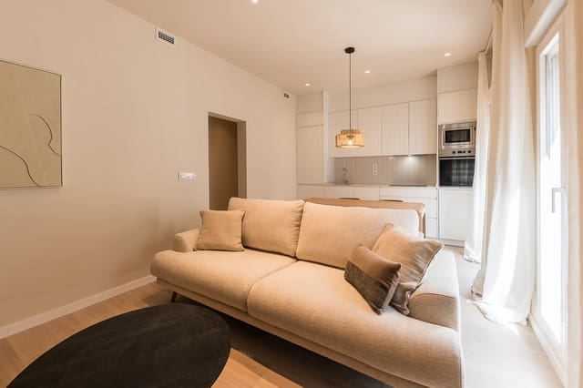 3 soveværelse Lejlighed til leje i Cuatro Caminos, Madrid by - € 1.895 (Ref: 10054861)