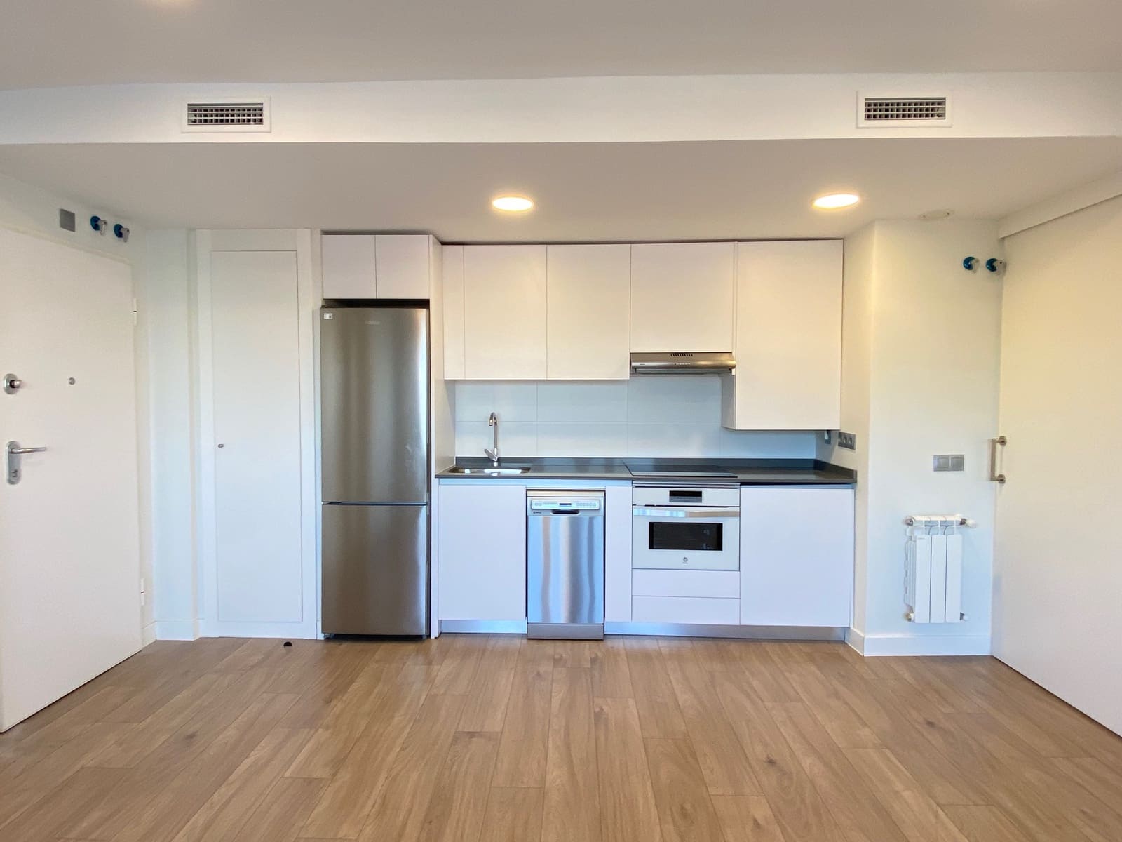 1 bedroom Flat for rent in Madrid city with pool garage - € 1,700 (Ref: 10054863)