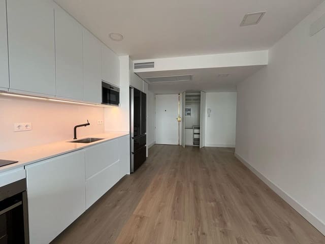 2 soveværelse Lejlighed til leje i Cuatro Caminos, Madrid by med swimmingpool - € 3.000 (Ref: 8937060)