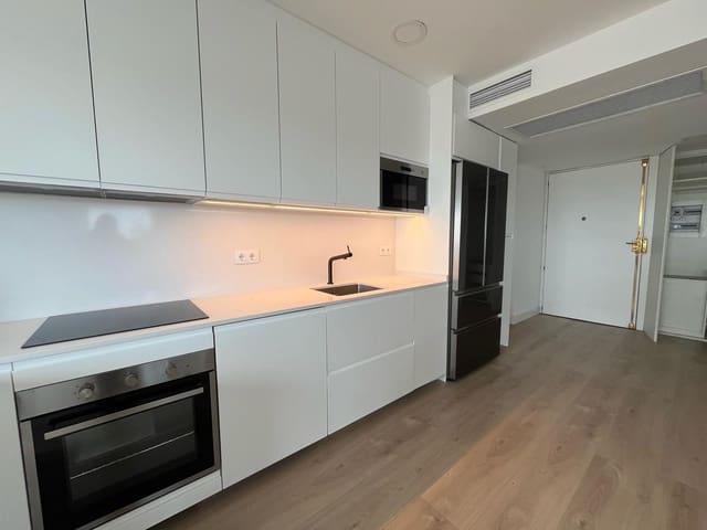 2 soveværelse Lejlighed til leje i Cuatro Caminos, Madrid by med swimmingpool - € 3.000 (Ref: 8937060)