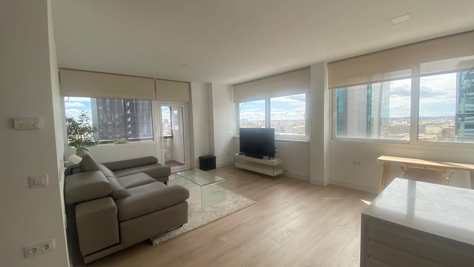 2 soveværelse Lejlighed til leje i Madrid by med swimmingpool - € 3.000 (Ref: 8937060)