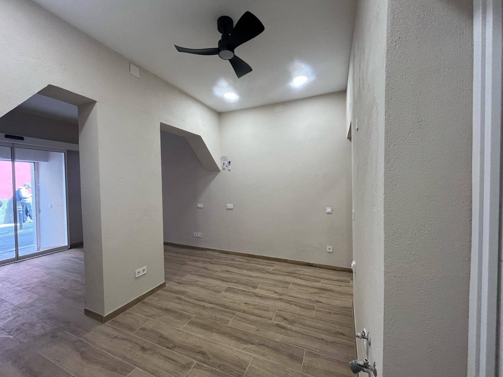 Entreprise de 1 chambre à louer à Madrid ville - 2 000 € (Ref: 8941179)