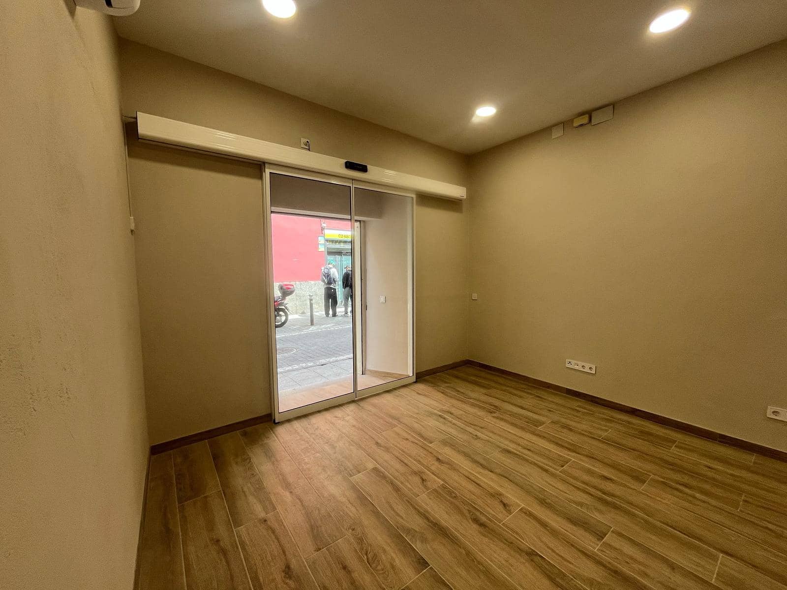 Entreprise de 1 chambre à louer à Madrid ville - 2 000 € (Ref: 8941179)