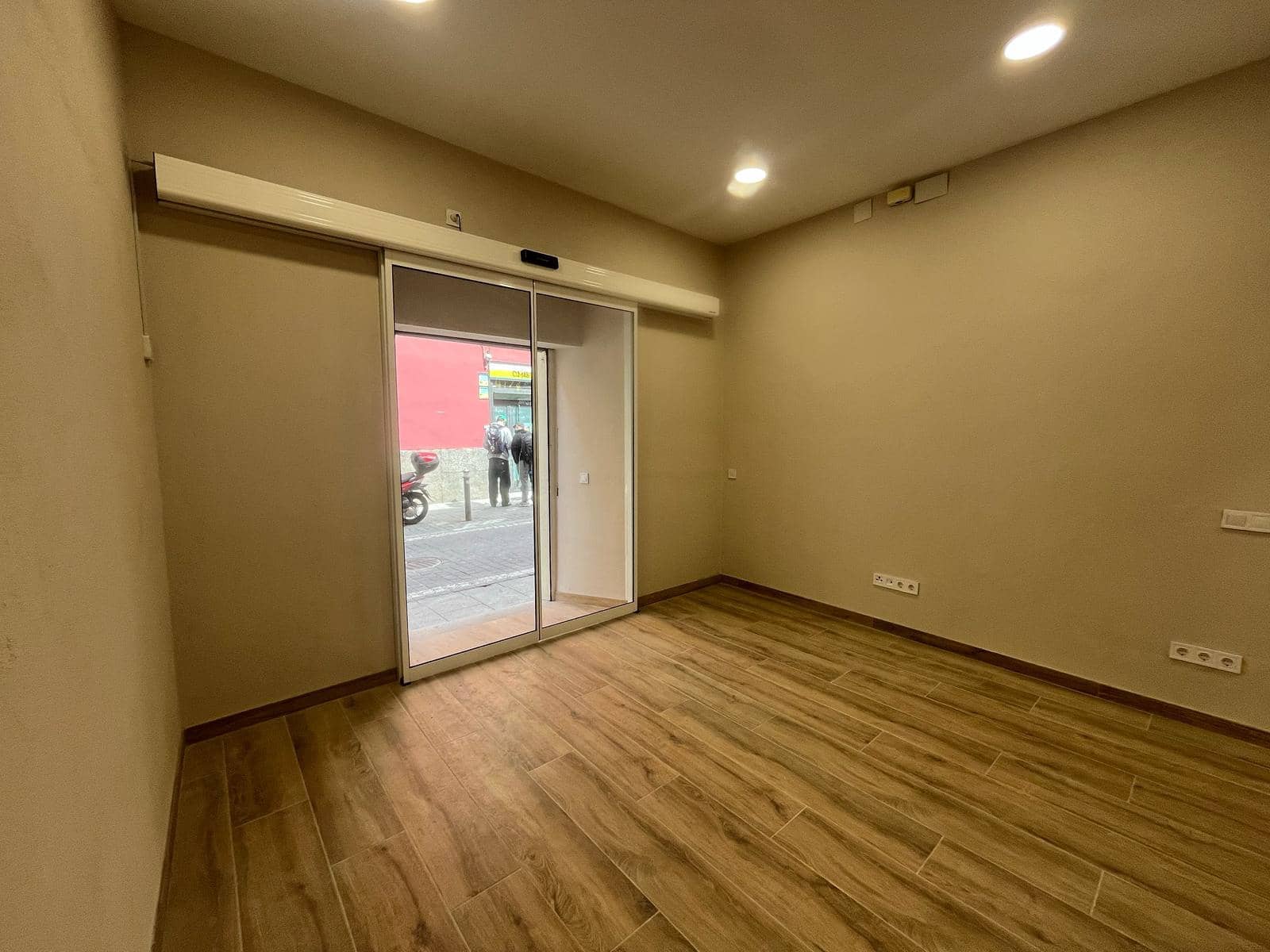 Entreprise de 1 chambre à louer à Madrid ville - 2 000 € (Ref: 8941179)