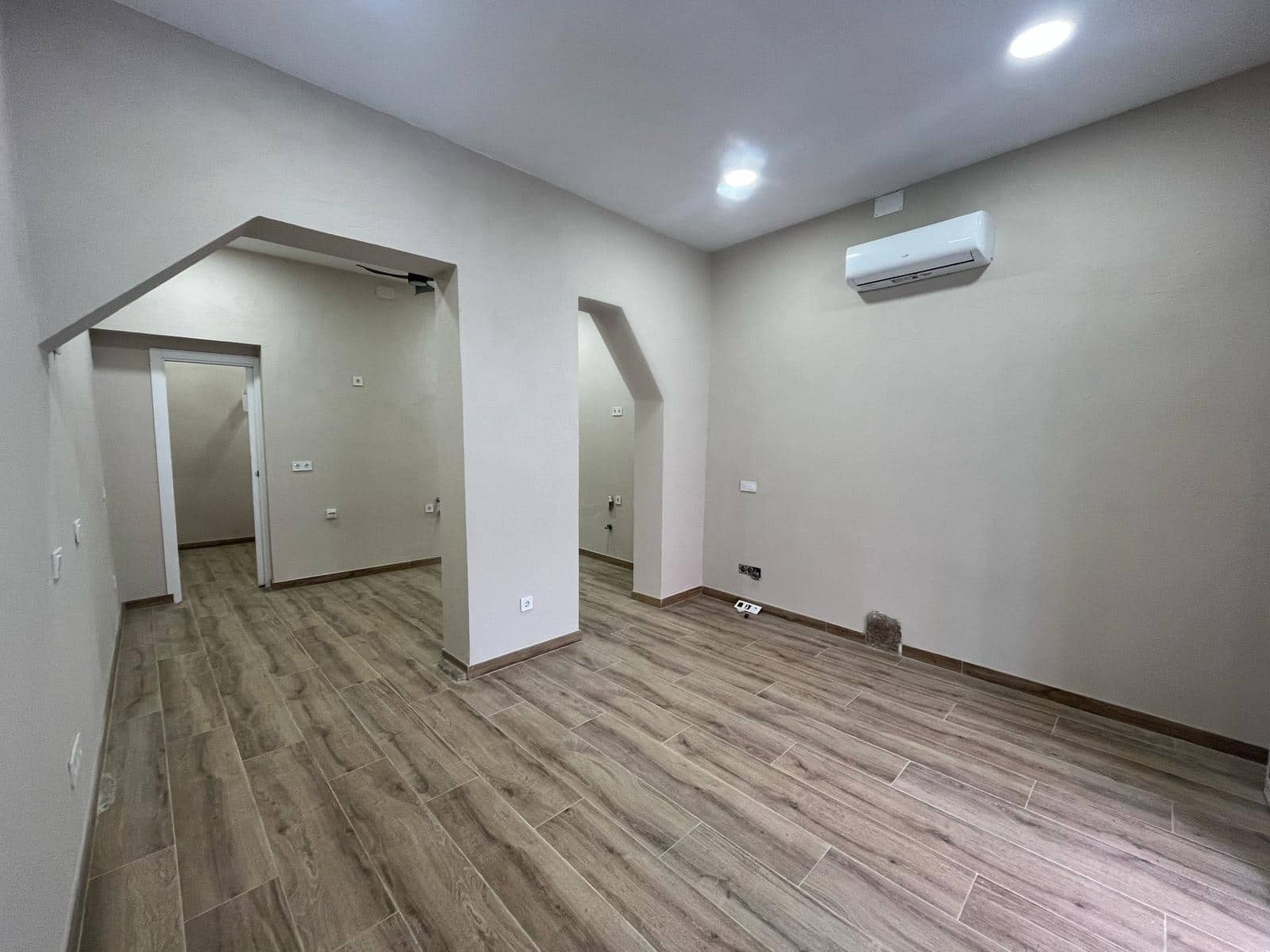 Entreprise de 1 chambre à louer à Madrid ville - 2 000 € (Ref: 8941179)