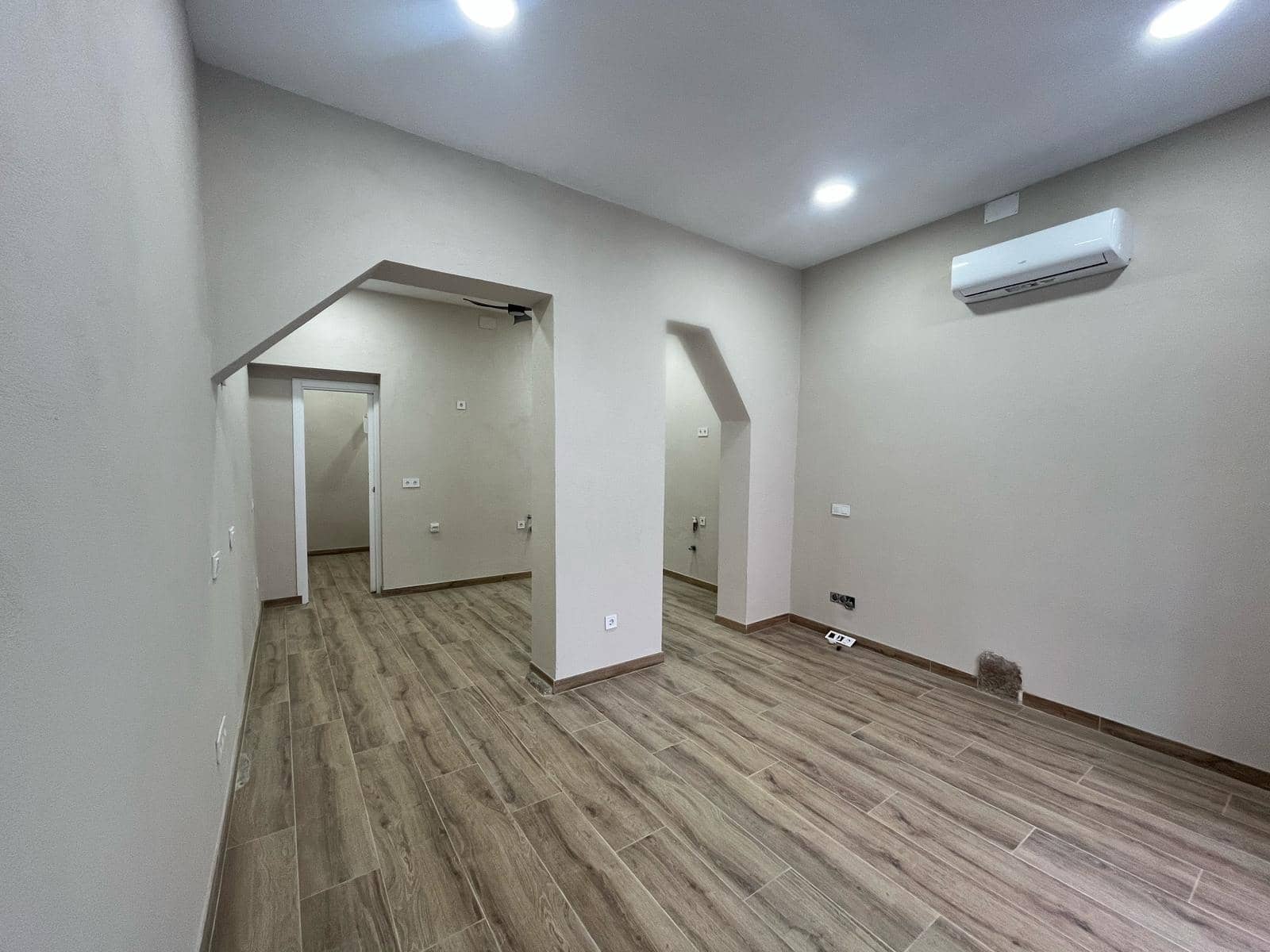 Entreprise de 1 chambre à louer à Madrid ville - 2 000 € (Ref: 8941179)