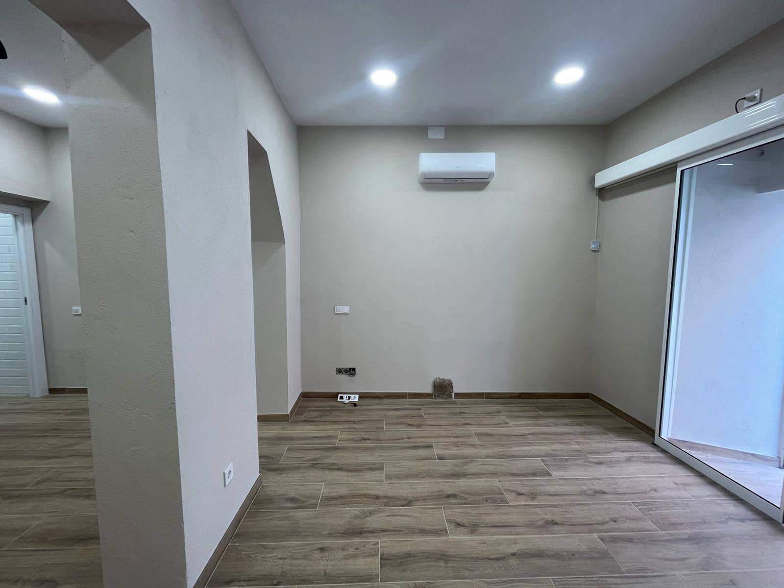Entreprise de 1 chambre à louer à Madrid ville - 2 000 € (Ref: 8941179)