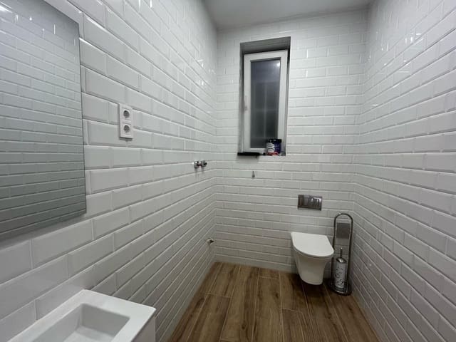 Entreprise de 1 chambre à louer à Universidad, Madrid ville - 2 000 € (Ref: 8941179)