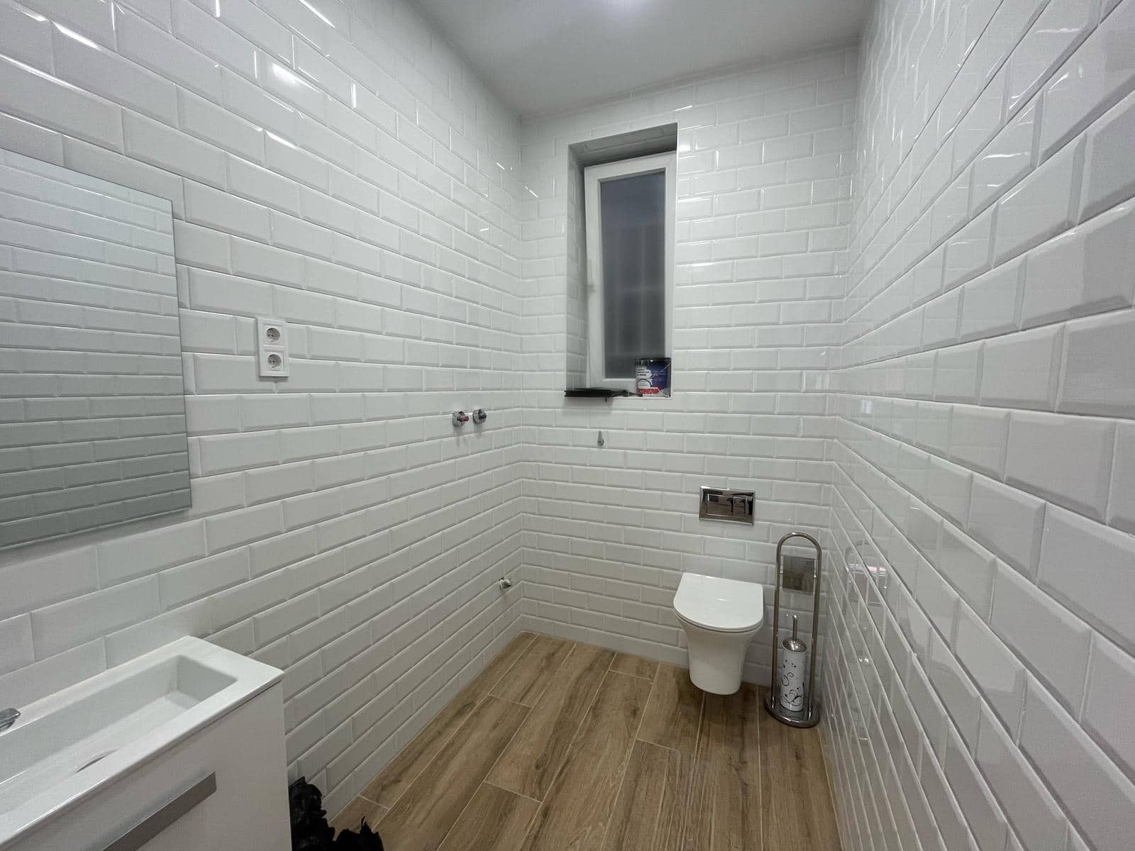 Entreprise de 1 chambre à louer à Madrid ville - 2 000 € (Ref: 8941179)