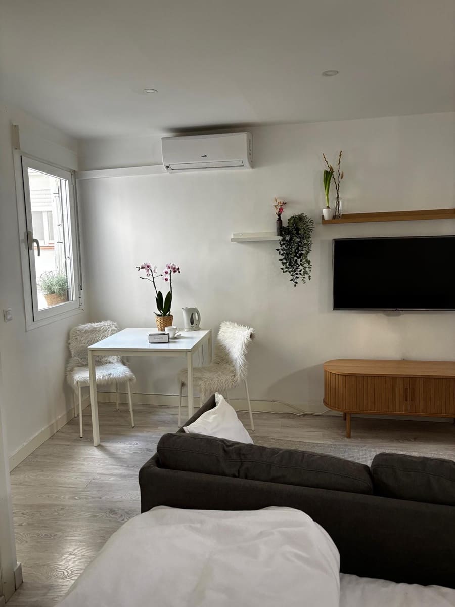 Studio te huur in Madrid stad - € 1.300 (Ref: 8988120)