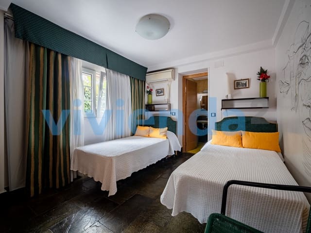 8 bedroom Townhouse for sale in Canillas, Madrid city with garage - € 899,000 (Ref: 9291230)