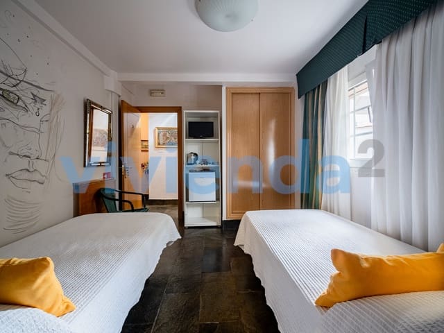 8 bedroom Townhouse for sale in Canillas, Madrid city with garage - € 899,000 (Ref: 9291230)