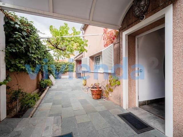 8 bedroom Townhouse for sale in Canillas, Madrid city with garage - € 899,000 (Ref: 9291230)