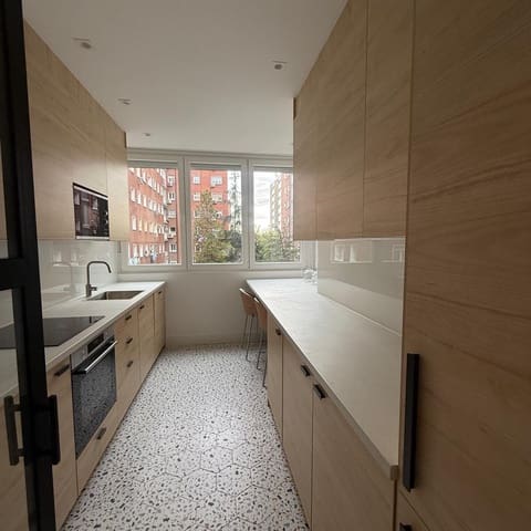 3 bedroom Flat for rent in Estrella, Madrid city - € 3,150 (Ref: 9410742)