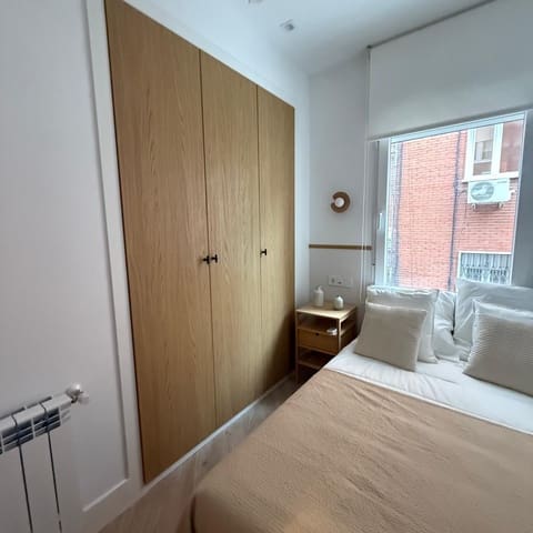 3 bedroom Flat for rent in Estrella, Madrid city - € 3,150 (Ref: 9410742)