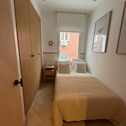 3 bedroom Flat for rent in Estrella, Madrid city - € 3,150 (Ref: 9410742)