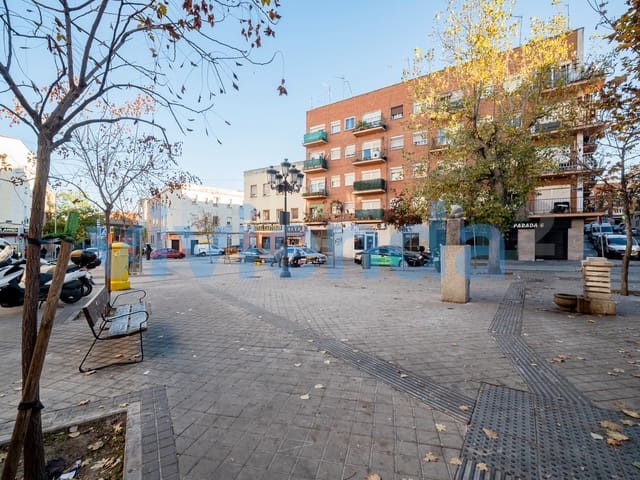 2 bedroom Flat for sale in Almendrales, Madrid city - € 252,000 (Ref: 9419183)