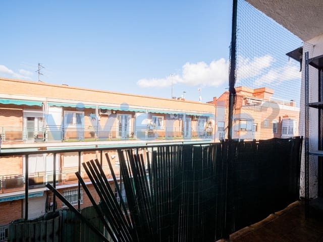 2 bedroom Flat for sale in Los Rosales, Madrid city - € 205,000 (Ref: 9433134)