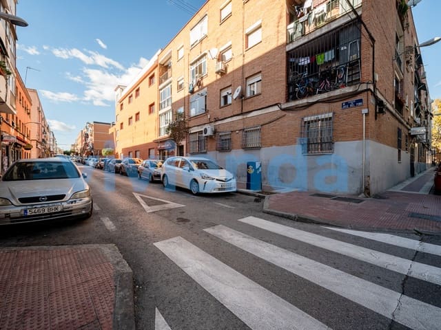 2 bedroom Flat for sale in Los Rosales, Madrid city - € 205,000 (Ref: 9433134)
