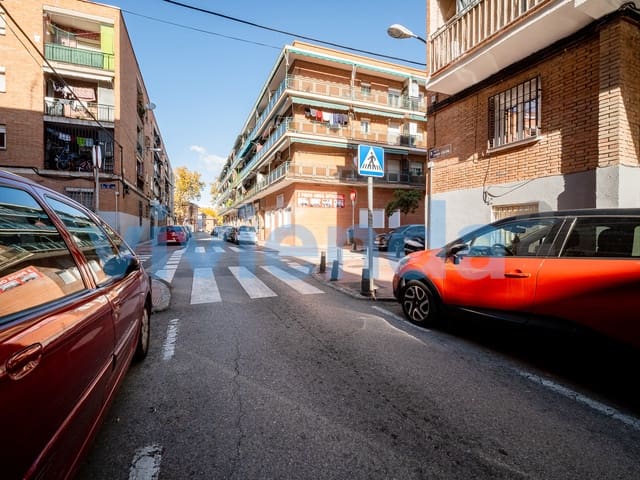 2 bedroom Flat for sale in Los Rosales, Madrid city - € 205,000 (Ref: 9433134)