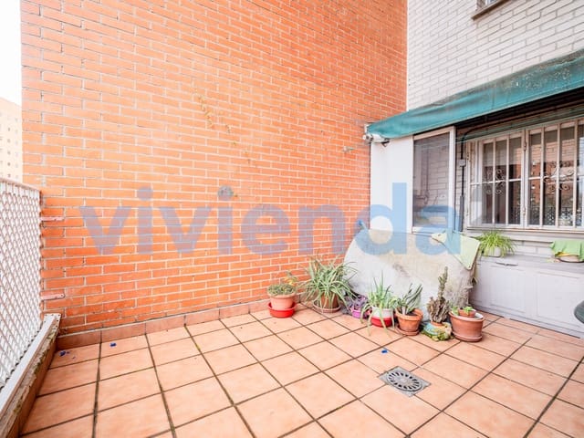 2 slaapkamer Flat te koop in Media Legua, Madrid stad - € 339.500 (Ref: 9439731)