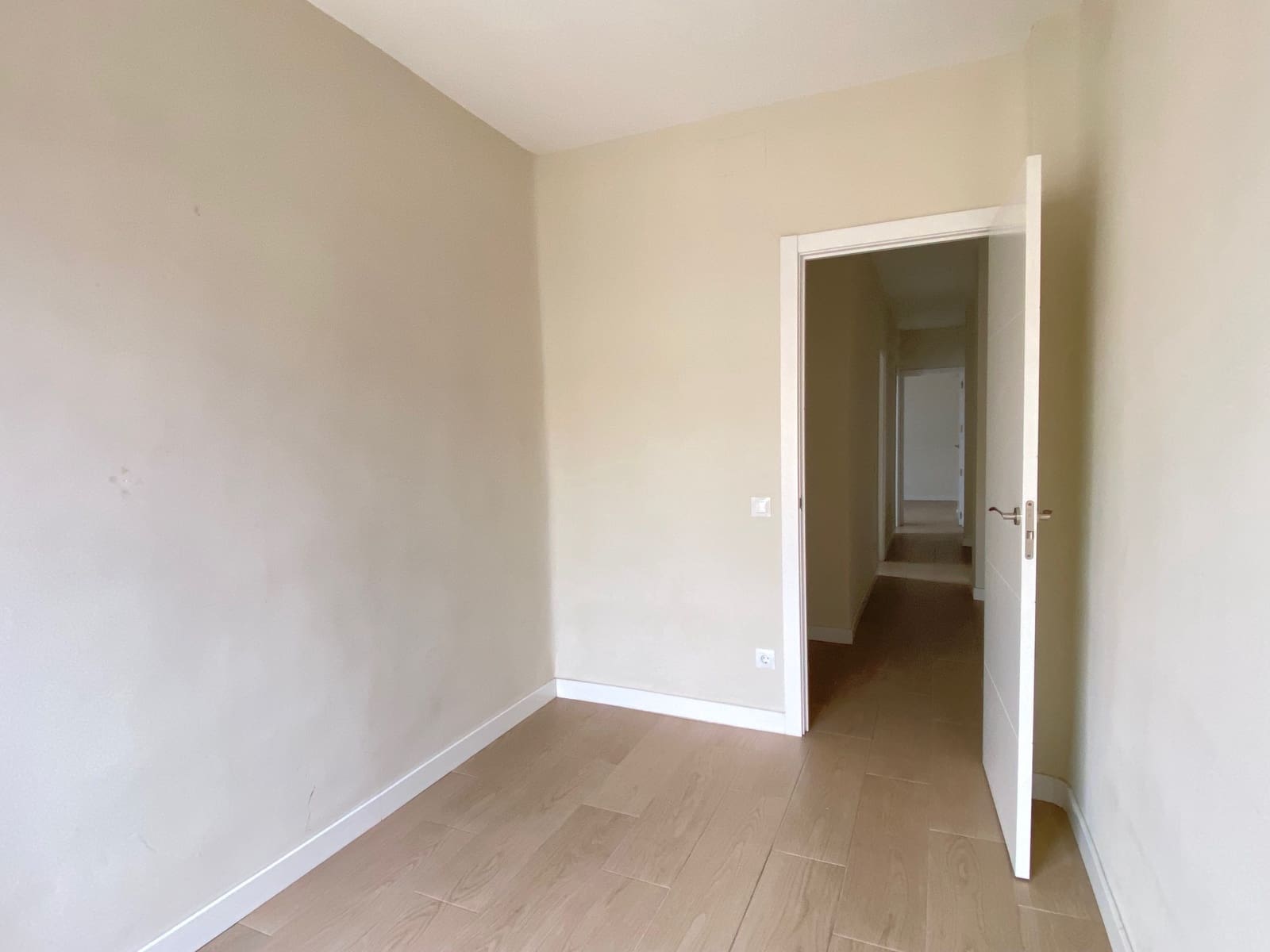 3 bedroom Flat for rent in Madrid city - € 1,500 (Ref: 9451156)