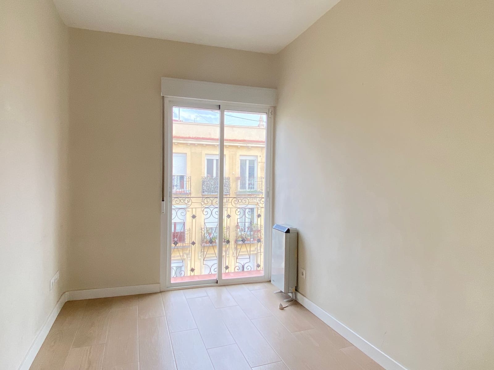 3 bedroom Flat for rent in Madrid city - € 1,500 (Ref: 9451156)