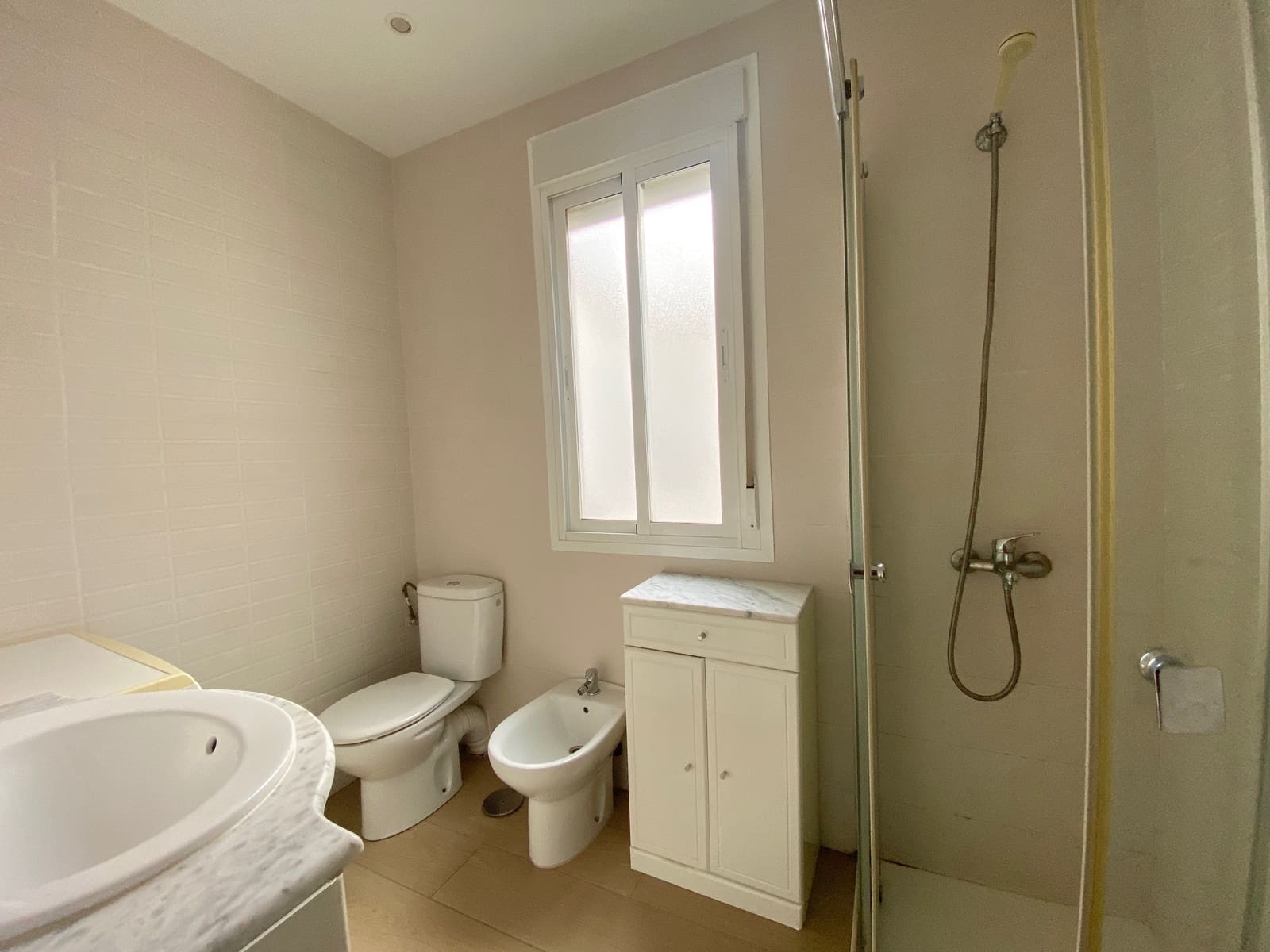 3 bedroom Flat for rent in Madrid city - € 1,500 (Ref: 9451156)