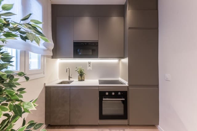 2 sovrum Lägenhet att hyra i Pacífico, Madrid stad - 1 495 € (Ref: 9456109)