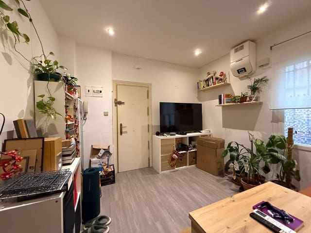 1 slaapkamer Flat te huur in Almendrales, Madrid stad - € 900 (Ref: 9456112)
