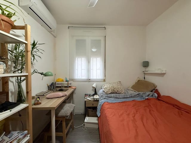 1 slaapkamer Flat te huur in Almendrales, Madrid stad - € 900 (Ref: 9456112)
