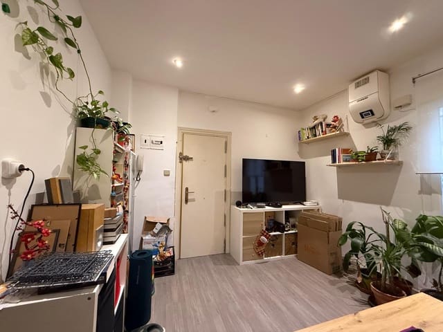 1 slaapkamer Flat te huur in Almendrales, Madrid stad - € 900 (Ref: 9456112)