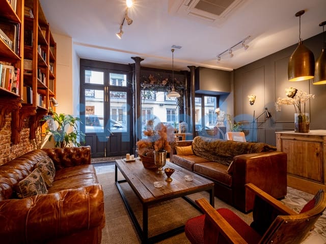 2 bedroom Business for sale in Palacio, Madrid city - € 850,000 (Ref: 9470934)