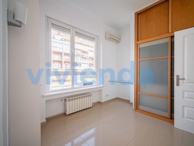 Appartement de 2 chambres à louer à Hispanoamérica, Madrid ville - 2 000 € (Ref: 9472773)