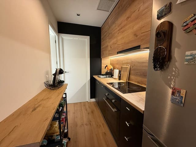 1 slaapkamer Flat te huur in Almendrales, Madrid stad - € 850 (Ref: 9472775)