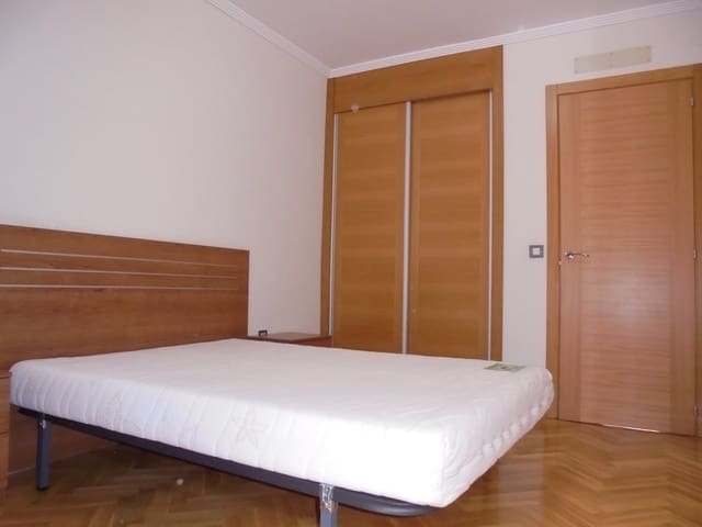 2 soveværelse Lejlighed til leje i Comillas, Madrid by - € 1.100 (Ref: 9518799)