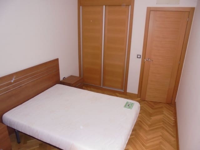 2 soveværelse Lejlighed til leje i Comillas, Madrid by - € 1.100 (Ref: 9518799)