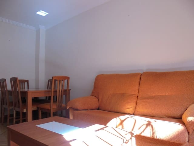 2 soveværelse Lejlighed til leje i Comillas, Madrid by - € 1.100 (Ref: 9518799)