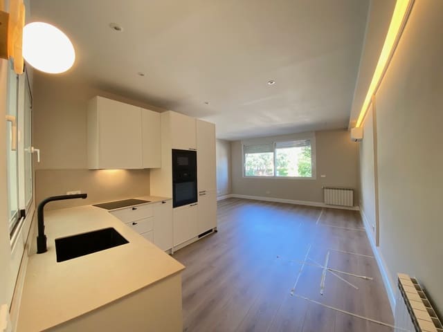 Appartement de 2 chambres à louer à Ciudad Jardín, Madrid ville - 2 400 € (Ref: 9527396)