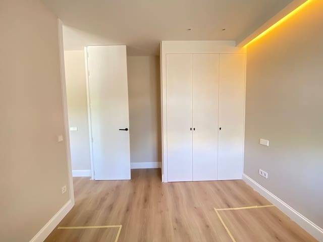 Appartement de 2 chambres à louer à Ciudad Jardín, Madrid ville - 2 400 € (Ref: 9527396)