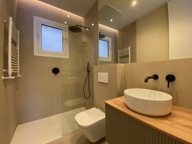 Appartement de 2 chambres à louer à Ciudad Jardín, Madrid ville - 2 400 € (Ref: 9527396)