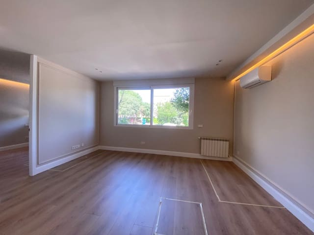 Appartement de 2 chambres à louer à Ciudad Jardín, Madrid ville - 2 400 € (Ref: 9527396)