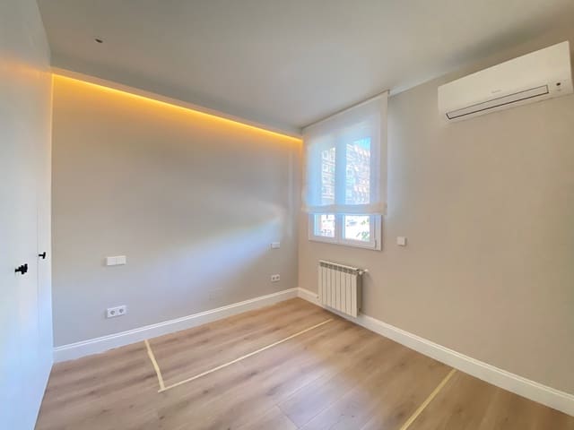 Appartement de 2 chambres à louer à Ciudad Jardín, Madrid ville - 2 400 € (Ref: 9527396)