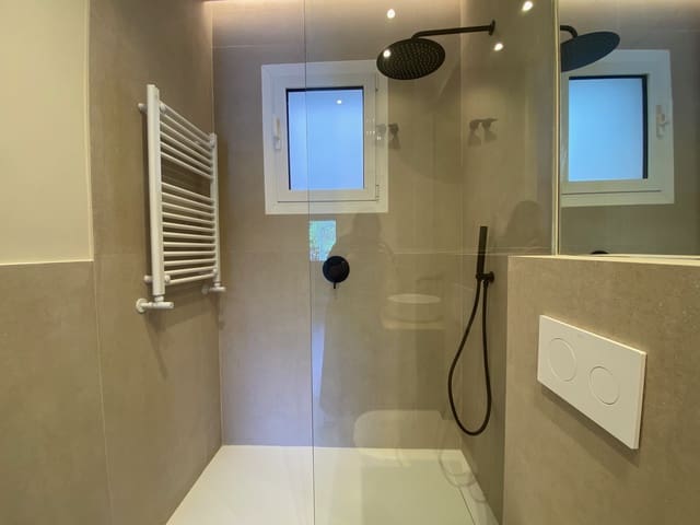 Appartement de 2 chambres à louer à Ciudad Jardín, Madrid ville - 2 400 € (Ref: 9527396)