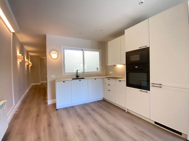 Appartement de 2 chambres à louer à Ciudad Jardín, Madrid ville - 2 400 € (Ref: 9527396)