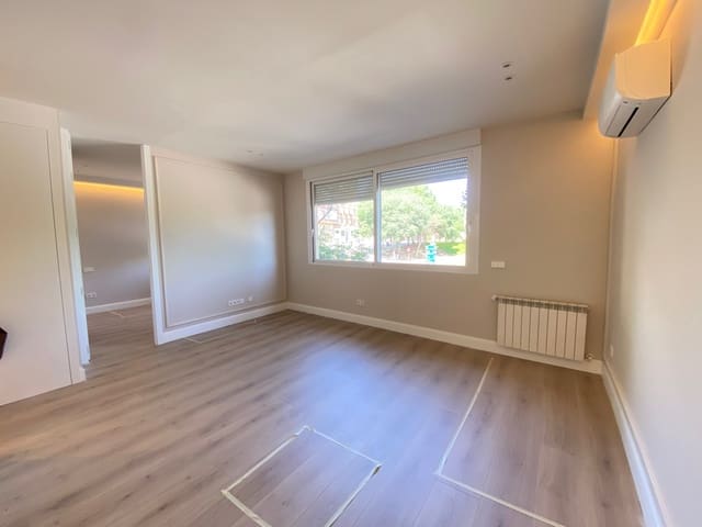 Appartement de 2 chambres à louer à Ciudad Jardín, Madrid ville - 2 400 € (Ref: 9527396)