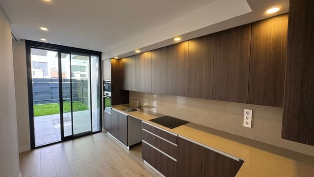 5 sovrum Lägenhet att hyra i Simancas, Madrid stad med pool - 5 500 € (Ref: 9551168)